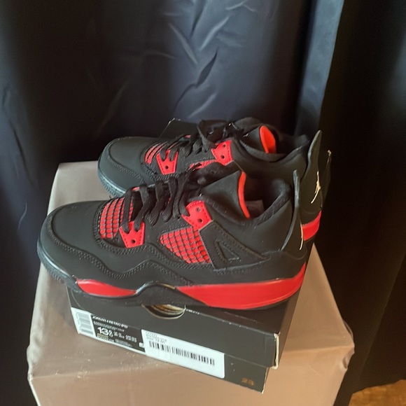 Jordan four retros kids size 13 1/2 black and red - Picture 5 of 9